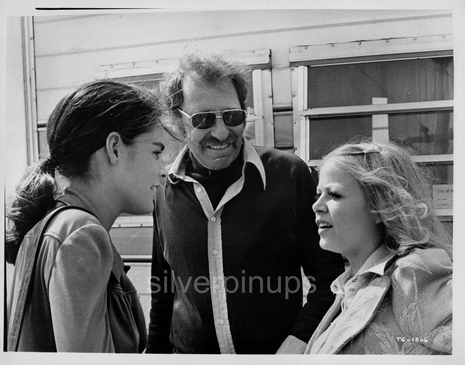 Orig 1972 Ali Macgraw Sally Struthers Candid On Location The Getaway Silverpinups